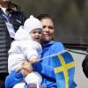 La princesse Estelle de Suède, adorable supportrice avec sa mère la princesse Victoria et son père le prince Daniel aux championnats du monde de ski nordique à Val di Fiemme en Italie le 26 février 2013.