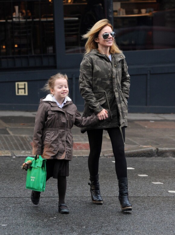 Geri Halliwell, maman heureuse avec sa petite fille Bluebell Madonna sur le chemin de l'école le 1er mars 2013 à Londres