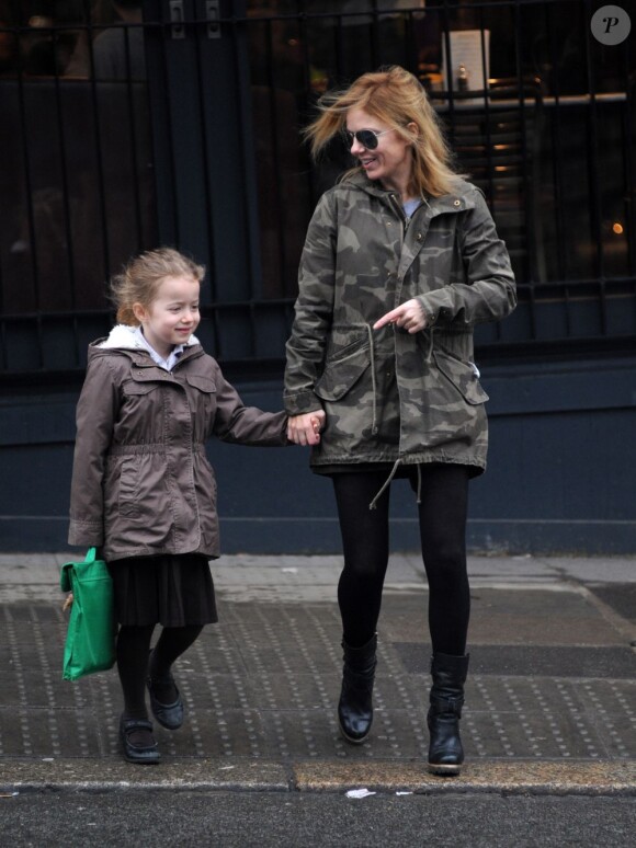 Geri Halliwell, heureuse avec sa fille Bluebell Madonna sur le chemin de l'école le 1er mars 2013 à Londres