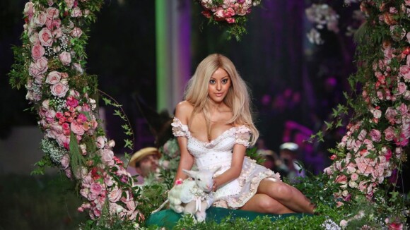 Zahia Dehar : Blessée, elle annule son 21e anniversaire