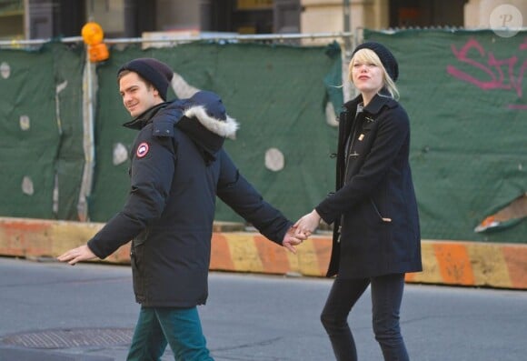 Andrew Garfield et Emma Stone main dans la main dans les rues de New York le 28 février 2013.