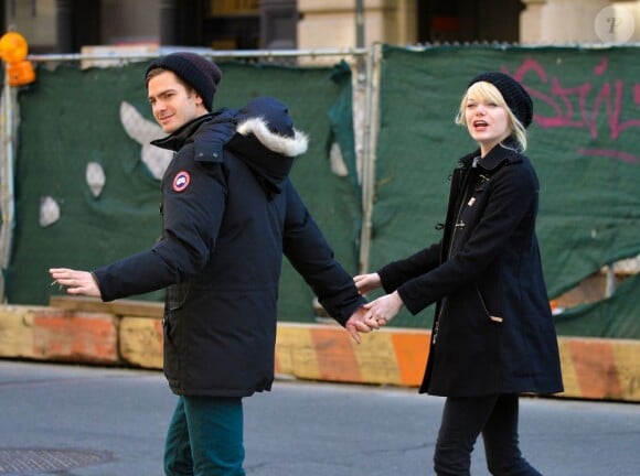 Andrew Garfield et Emma Stone saluent une connaissance (ou des paparazzi) dans les rues de New York le 28 février 2013.