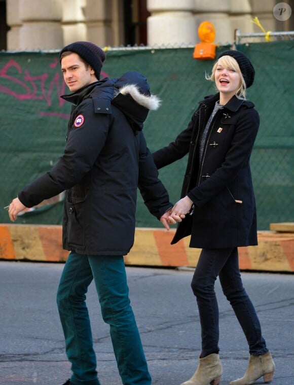 Andrew Garfield et Emma Stone se retrouvent ensemble pour le tournage de The Amazing Spider-Man 2 dans les rues de New York le 28 février 2013.
