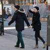 Andrew Garfield tient la main d'une coquine et enthousiaste Emma stone dans les rues de New York le 28 février 2013.
