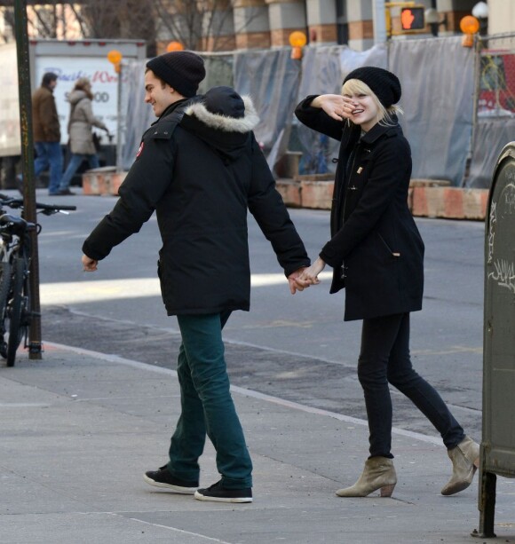 Andrew Garfield tient la main d'une coquine et enthousiaste Emma stone dans les rues de New York le 28 février 2013.