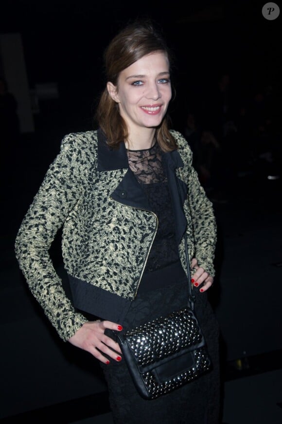 L'actrice Céline Sallette assiste au défilé automne-hiver 2013 de Sonia Rykiel à la Halle Freyssinet. Paris, le 1er mars 2013.