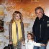 Lara Fabian, Gérard Pullicino et leur fille Lou à la première du film Blanche Neige à Paris, le 1er avril 2012.