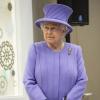 La reine Elizabeth II, accompagnée du prince Philip, Duc d'Edimbourg, en visite au Royal London Hospital le 27 février 2013