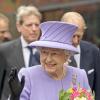 La reine Elizabeth II, accompagnée du prince Philip, Duc d'Edimbourg, en visite au Royal London Hospital le 27 février 2013