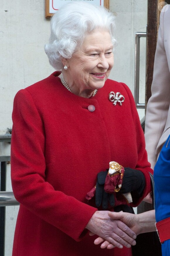 La reine Elizabeth II avait le sourire en quittant le King Edward VII's Hospital de Londres le 4 mars 2013 où elle avait été admise pour une gastro-entérite
