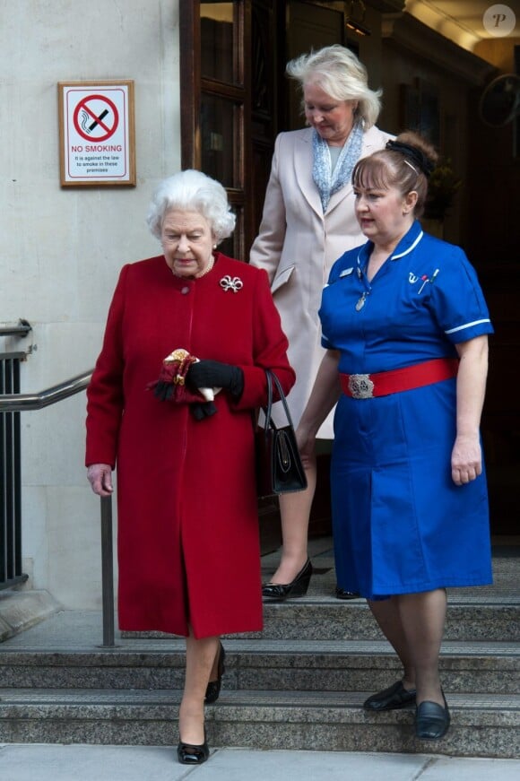 La reine Elizabeth II en pleine forme en quittant le King Edward VII's Hospital de Londres le 4 mars 2013 où elle avait été admise pour une gastro-entérite