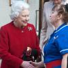 La reine Elizabeth II a quitté le King Edward VII's Hospital de Londres en saluant le personnel le 4 mars 2013