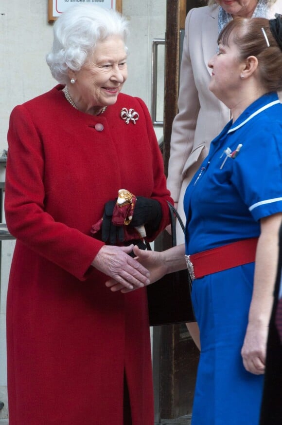 La reine Elizabeth II a quitté le King Edward VII's Hospital de Londres en saluant le personnel le 4 mars 2013