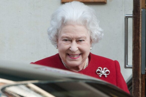 La reine Elizabeth II, souriante en quittant le King Edward VII's Hospital de Londres le 4 mars 2013 où elle avait été admise pour une gastro-entérite