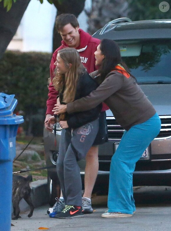 Michael C. Hall, acteur principal de la série Dexter, et sa compagne Morgan Macgregor promènent leur chien dans les rues de Los Angeles. Le 3 mars 2013.