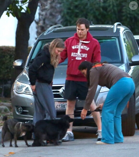 Michael C. Hall et sa compagne Morgan Macgregor promènent leur chien dans les rues de Los Angeles. Le 3 mars 2013.