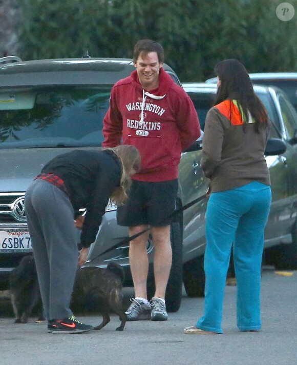 Michael C. Hall, acteur principal de la série Dexter, et sa compagne Morgan Macgregor promènent leur chien dans les rues de Los Angeles. Le 3 mars 2013.