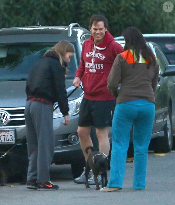 Michael C. Hall, acteur principal de la série Dexter, et sa compagne Morgan Macgregor promènent leur chien dans les rues de Los Angeles. Le 3 mars 2013.