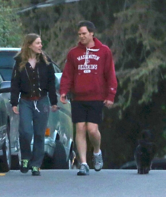 Michael C. Hall, acteur principal de la série Dexter, et sa compagne Morgan Macgregor promènent leur chien dans les rues de Los Angeles. Le 3 mars 2013.