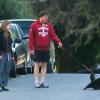 Michael C. Hall, acteur principal de la série Dexter, et sa compagne Morgan Macgregor promènent leur chien dans les rues de Los Angeles. Le 3 mars 2013.