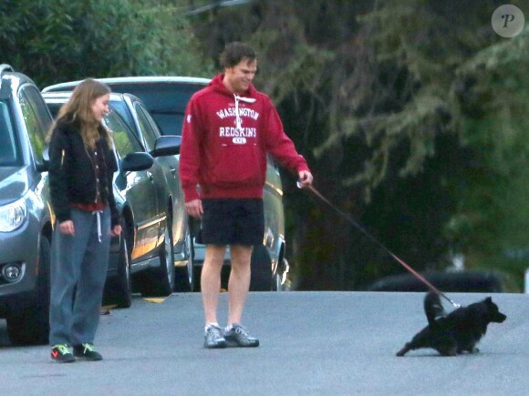 Michael C. Hall, acteur principal de la série Dexter, et sa compagne Morgan Macgregor promènent leur chien dans les rues de Los Angeles. Le 3 mars 2013.