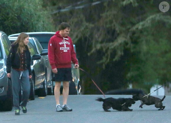 Michael C. Hall, acteur principal de la série Dexter, et sa compagne Morgan Macgregor promènent leur chien dans les rues de Los Angeles. Le 3 mars 2013.