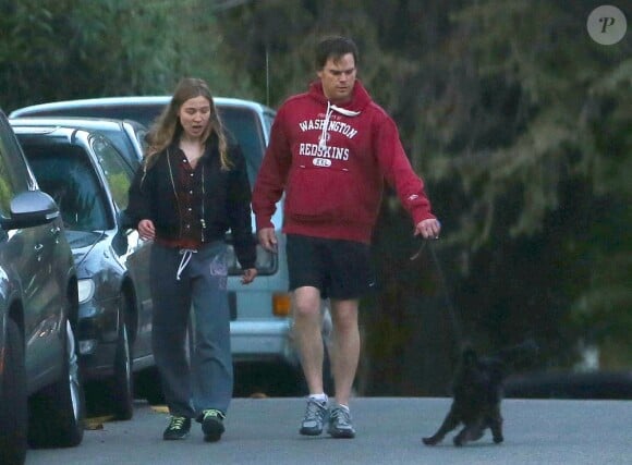 Michael C. Hall, acteur principal de la série Dexter, et sa compagne Morgan Macgregor promènent leur petit chien dans les rues de Los Angeles. Le 3 mars 2013.