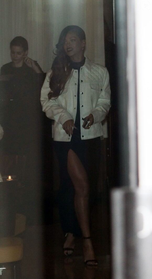 Rihanna quitte son hôtel à Londres, le 4 mars 2013.