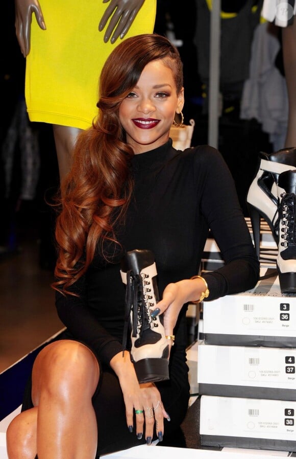 Rihanna présente sa nouvelle collection chez River Island dans le quartier de Oxford Street, à Londres, le 4 mars 2013.