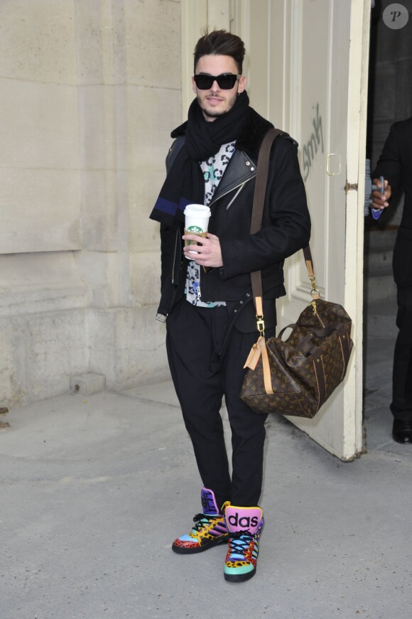Baptiste Giabiconi arive au défilé Chanel à Paris le 5 mars 2013
