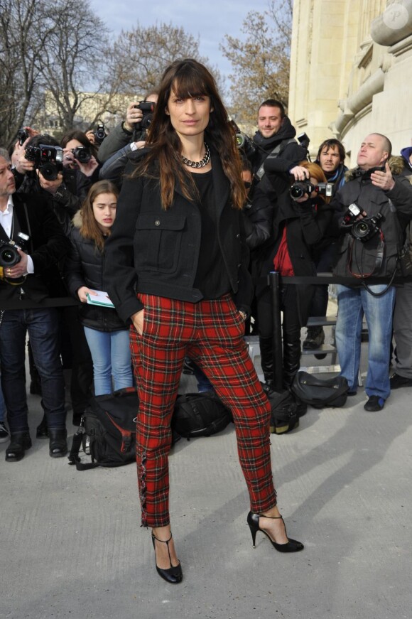 L'élégante Caroline de Maigret arrive au défilé Chanel automne-hiver 2013-2014 au Grand Palais à Paris. Le 5 mars 2013