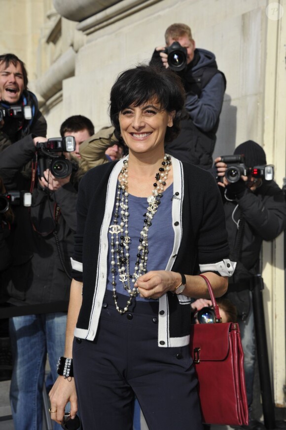 Inès de la Fressange arrive au défilé Chanel à Paris le 5 mars 2013 au Grand Palais