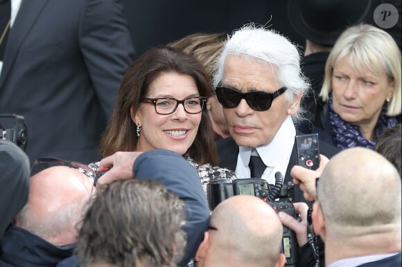 Caroline de Monaco salue Karl Lagerfeld au défilé Chanel automne-hiver 2013-2014 au Grand Palais le 5 mars 2013