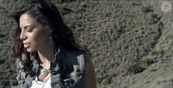 "Tourner la page", nouveau clip de la chanteuse Zaho.