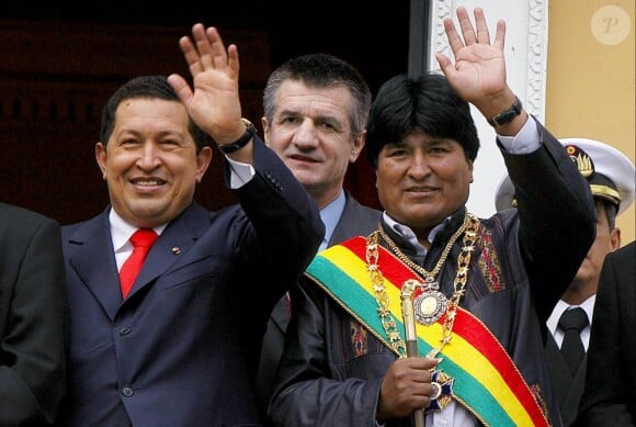 Hugo Chavez et le président de Bolivie Evo Morales et le député Jean Lassalle à La Paz le 22 janvier 2006