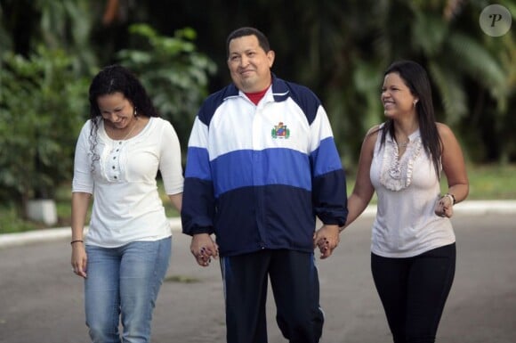 Hugo Chavez et ses filles Maria Rosa et Rosa Virginia dans la cours de l'hôpital de la Havane après avoir été opéré d'une tumeur cancéreuse le 8 mars 2012