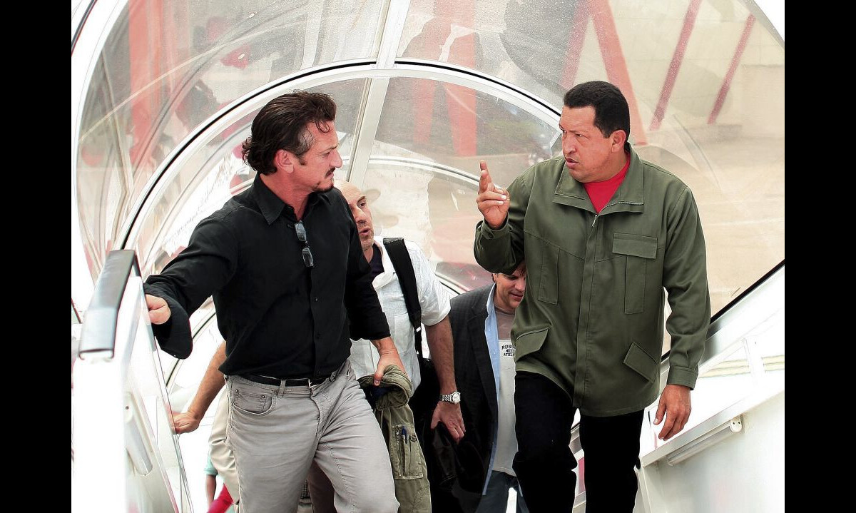 Photo Hugo Chavez et Sean Penn à Cumana le 19 octobre 2008 Purepeople
