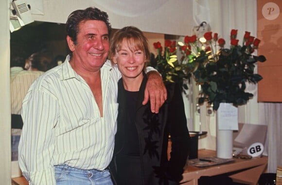Gilbert Bécaud et sa femme dans sa loge de L'Olympia en 1971.