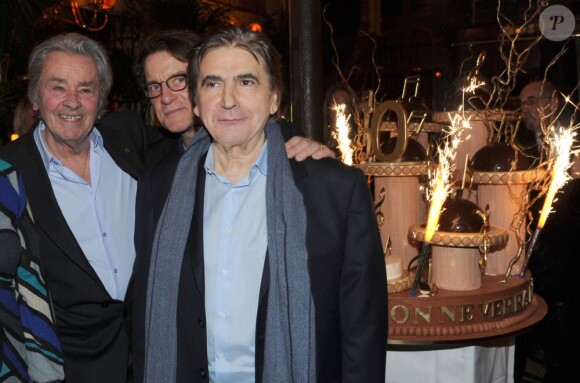 Alain Delon et Francis Cabrel étaient au restaurant Le Grand Colbert à Paris pour célébrer l'anniversaire de Serge Lama. L'événement a eu lieu après le concert du chanteur qui s'est déroulé à L'Olympia le 11 février 2013.