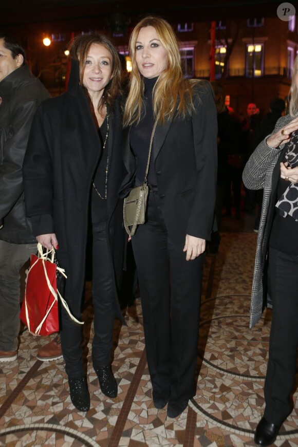 Sylvie Testud et Mathilde Seigner à leur arrivée au concert anniversaire de Serge Lama à l'Olympia, le 11 février 2013