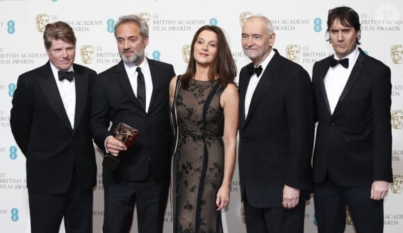 Robert Wade, Sam Mendes, Barbara Broccoli, Michael G. Wilson et le scénariste Neal Purvis avec leur prix du Meilleur film britannique aux BAFTA 2013.