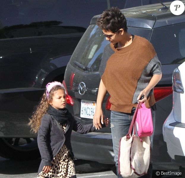 Halle Berry dépose sa fille Nahla à l'ecole à Los Angeles, le 6 mars 2013.