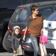 Halle Berry dépose sa fille Nahla à l'ecole à Los Angeles, le 6 mars 2013.