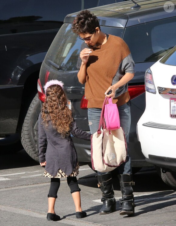 L'actrice Halle Berry dépose sa fille Nahla à l'ecole à Los Angeles, le 6 mars 2013.