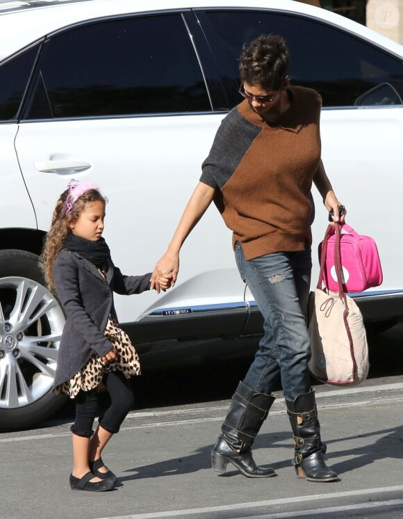 Halle Berry dépose sa fille Nahla, en look panthère, à l'ecole à Los Angeles, le 6 mars 2013.