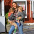 Jennifer Garner lors d'une virée shopping avec deux de ses enfants à Los Angeles, le 6 mars 2013.