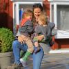Jennifer Garner et deux de ses enfants Seraphina (4 ans) et Samuel (1 an) en virée shopping à Pacific Palisades, à Los Angeles, le 6 mars 2013.