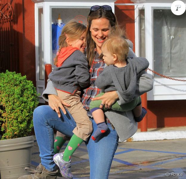 Jennifer Garner et deux de ses enfants Seraphina (4 ans) et Samuel (1 an) en virée shopping à Pacific Palisades, à Los Angeles, le 6 mars 2013.