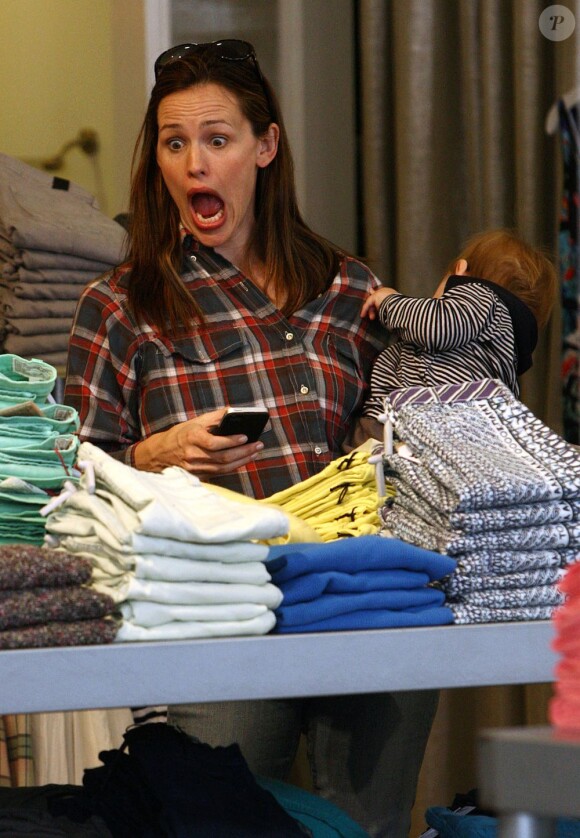 Jennifer Garner a amusé la galerie lors d'une virée shopping avec ses enfants à Los Angeles, le 6 mars 2013.
