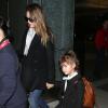 Jessica Alba et sa fille Honor sortent de l'aéroport de Los Angeles après un long vol depuis Paris. Le 5 mars 2013